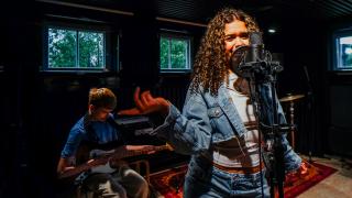 Laulaja ja kitaristi.